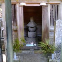 法然上人、信長、色々な偉人のお墓があります。なぜでしょう？