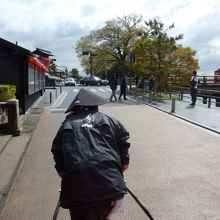 渡月橋を右手に走る車夫さん