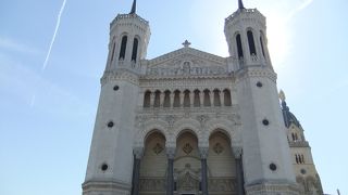 ４つの塔の１つから最高の眺望が隠されている「フルヴィエール大聖堂」