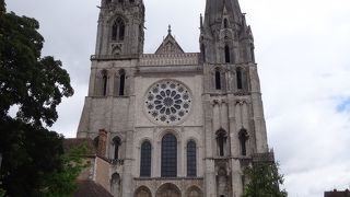 堂内は見上げるとどこも素敵なステンドグラスでいっぱいです！