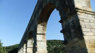 巨大な建造物「ポン・デュ・ガール」