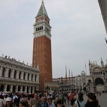 たくさんの人でにぎわう小広場