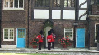 いくつもの塔から成るロンドン中世の世界遺産