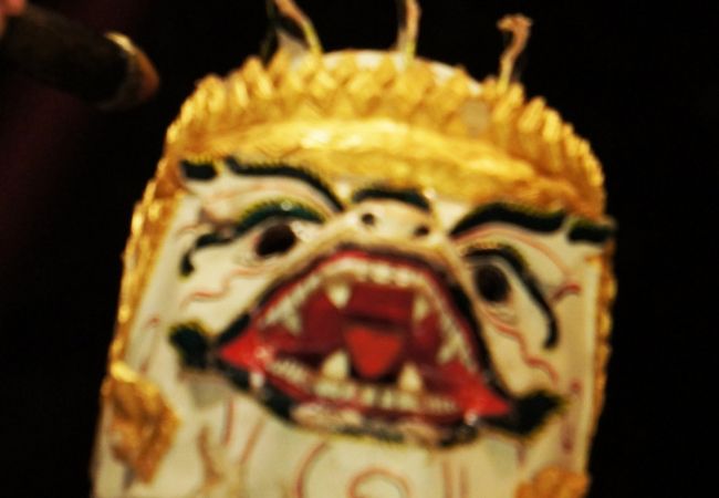 伝統家屋の劇場で少ない人数で贅沢にアプサラダンスのディナーショーが楽しめます。