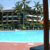 プール側からホテルの建物を写した様子