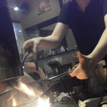 お店の人が焼いてくれます