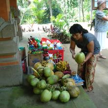 ココナッツの実をその場で飲めます。１００円くらいかな。