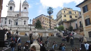 スペイン階段を上りきった場所の広場