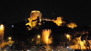 闇夜に浮かび上がる要塞