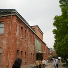 敷地内に流れている小川で子供たちが水遊びしてました。