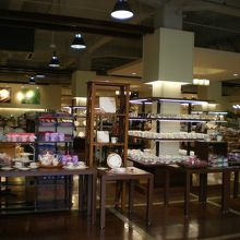 ショップは充実の品揃え。