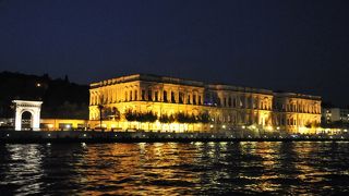 ボスポラス海峡から見える美しい宮殿