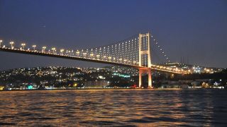 ボスポラス海峡を跨ぐ大きな橋