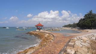 ビーチに沿って散歩道がつながっています