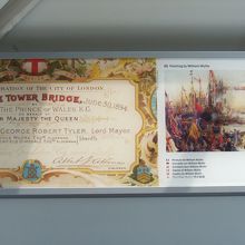 南北の塔を結ぶ歩道橋は橋に関する展示室にもなっている