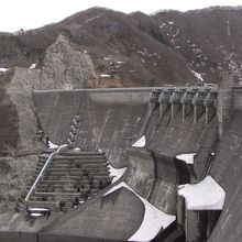 威圧感のある堤体