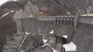 印象に強く残るデザインの重力式アーチダム