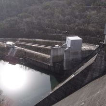 のちに追加された放流設備