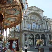 時計台広場に面して建つ劇場です。