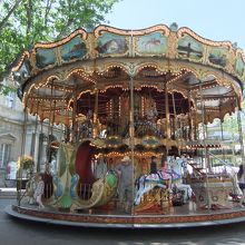 時計台広場にあった移動式の可愛らしいメリーゴーランドです。