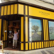 広場近くのマルシャン通りにある、やさしい店長がいるロクシタン