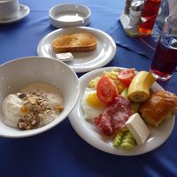 ブルガリアヨーグルト付朝食。