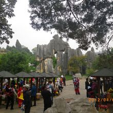 石屏巍峨。一つの岩から浸食でこうなったとは、信じられません