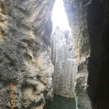 岩の間に広がる湖、剣峰池