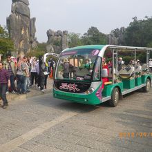石林風景区の中を走る電動カート。外路線と内環状の2線。