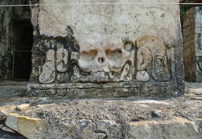 建物は壊れ、頭蓋骨だけが存在感を示す神殿