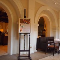 回廊にもテーブルがあるのがヨーロッパぽい