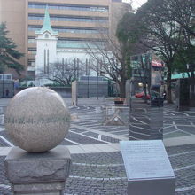 日米和親条約の記念碑、後ろには横浜海岸教会が見えます