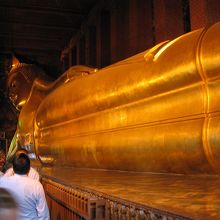 建物の間からみた寝釈迦物