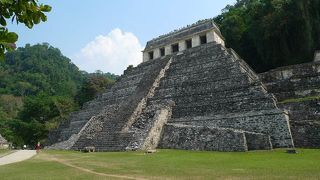 600以上の碑文が刻まれた石板が収められていた。