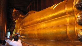 大きな大仏が寝ていました。