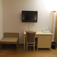 部屋は十分広く、ちゃんと使える机と液晶テレビが設置されていま