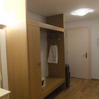 家具はシンプルですが、セーフティボックス付きで安心です。