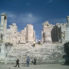 神殿を中から見る