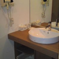 ユニットバスの手前は直してあるけど。洗面2か所って。