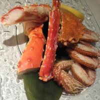蟹三昧プランの中の一つ。タラバと毛ガニの塩茹で。これで1人前