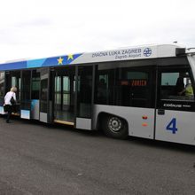 バスに乗って飛行機まで移動します