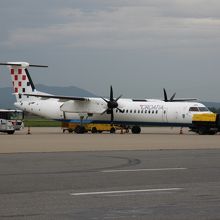 駐機場に停め置かれた飛行機