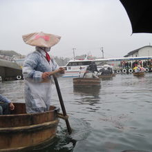 雨の中のタライ船