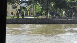 綺麗とは言い難い川ですが・・・・