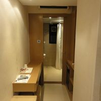 狭い客室の割りに広いバスルーム（写真奥）