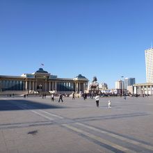 スフバートル広場