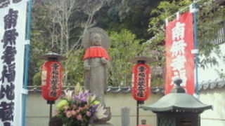 わらじをはいたお地蔵様が願いを一つ叶えてくれます