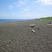 オホーツク海側の海岸。遠くに知床連山が見える。