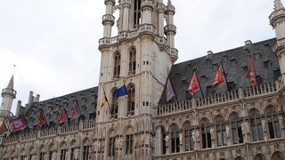 広場にそそり立つ