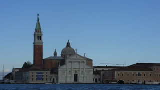 夕景もお勧め、対岸の教会